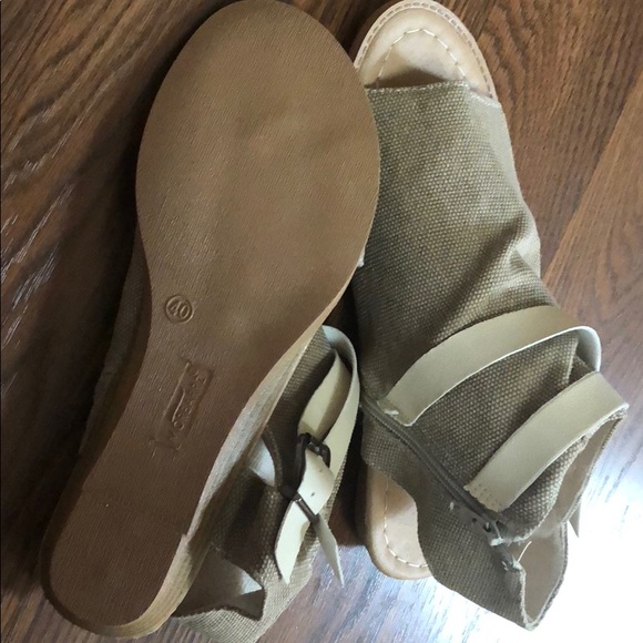 NWT! Sandals - Picture 3 of 3